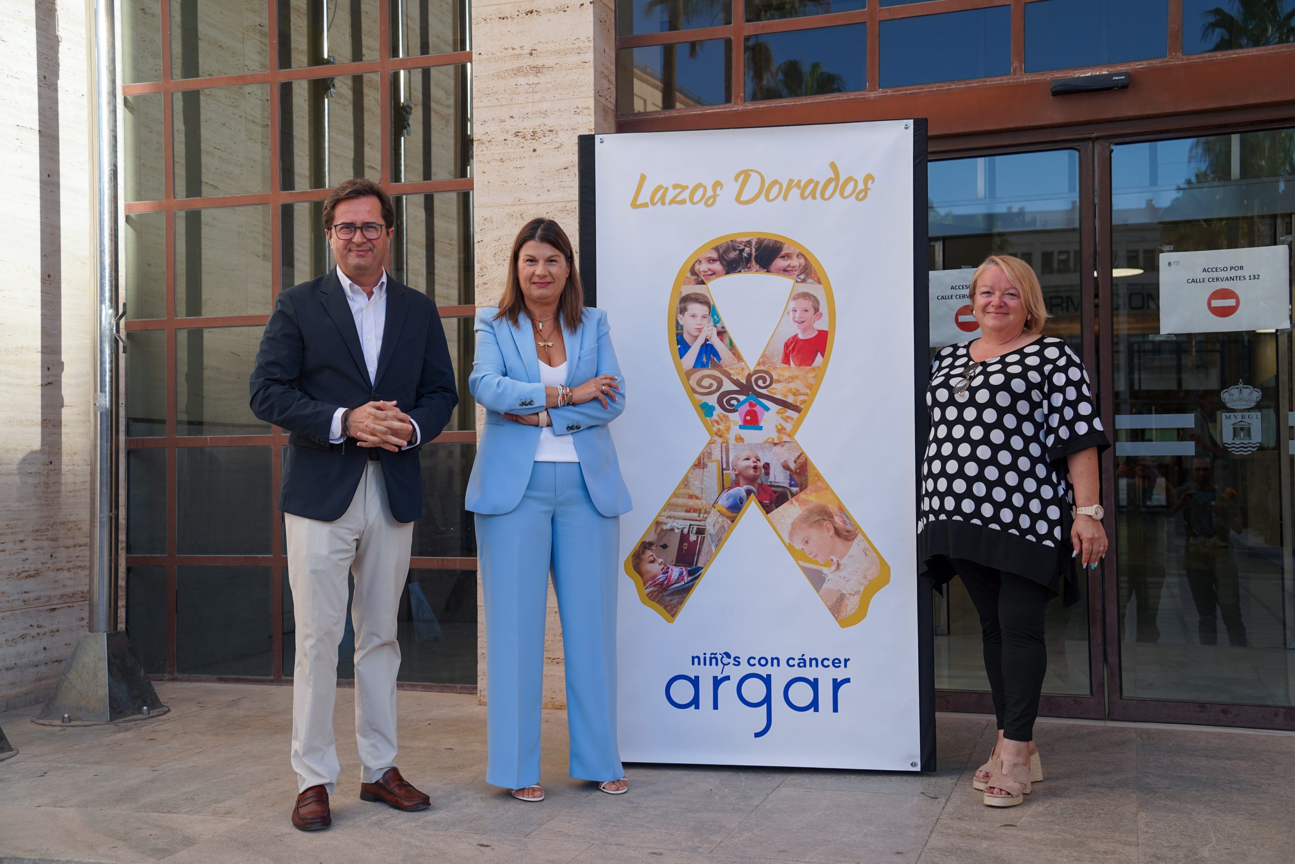 El Ejido se suma a la lucha de ARGAR contra el cáncer infantil con la colocación de un lazo dorado en el Ayuntamiento
