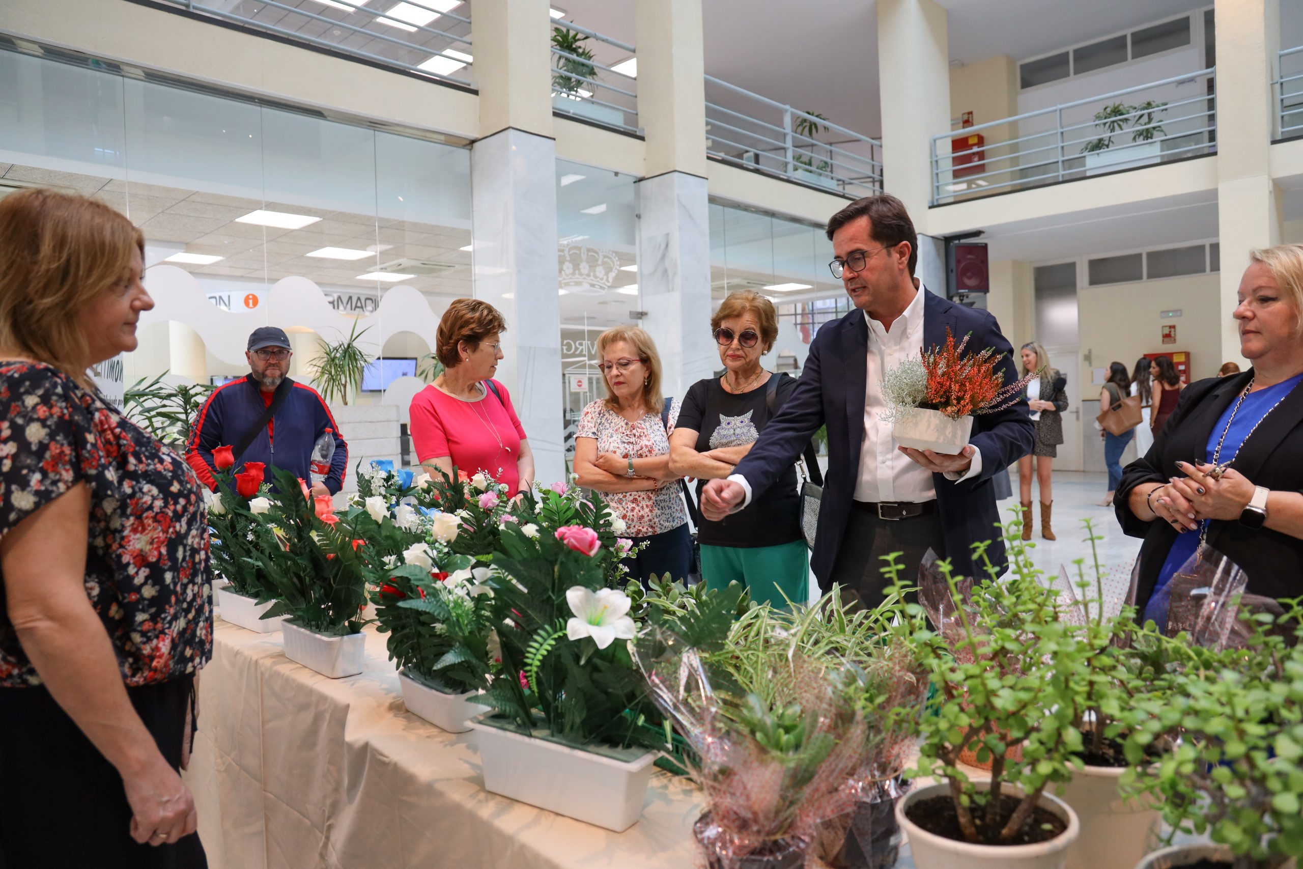 La jardinería, la cerámica y la pintura como terapia: usuarios de los talleres de Salud Mental exponen su talento en el Ayuntamiento