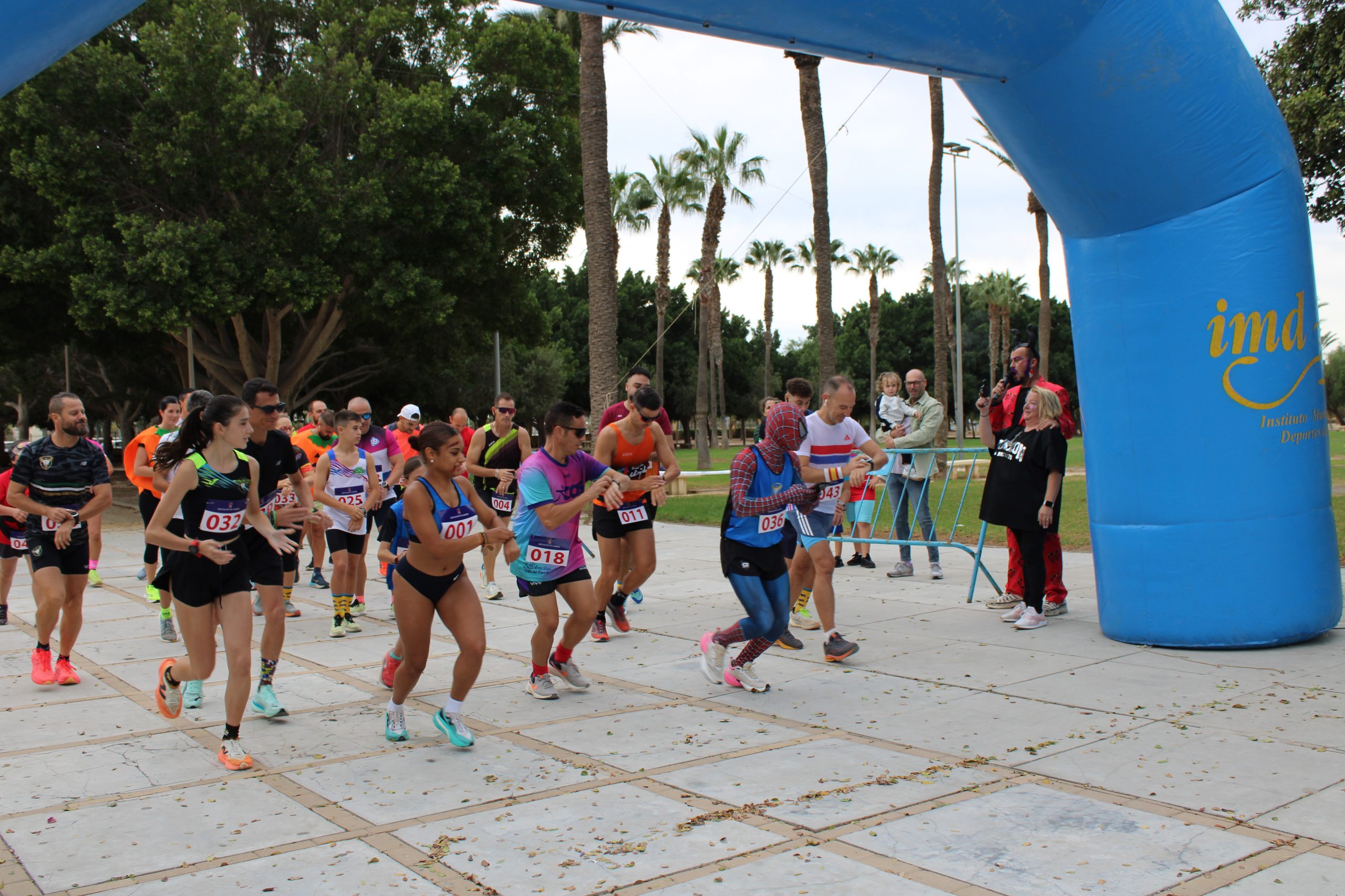 La asociación Activa Tu Ocio y Di Capacitados llena de seres terroríficos el Parque Municipal en su X Carrera y Marcha Solidaria de Halloween