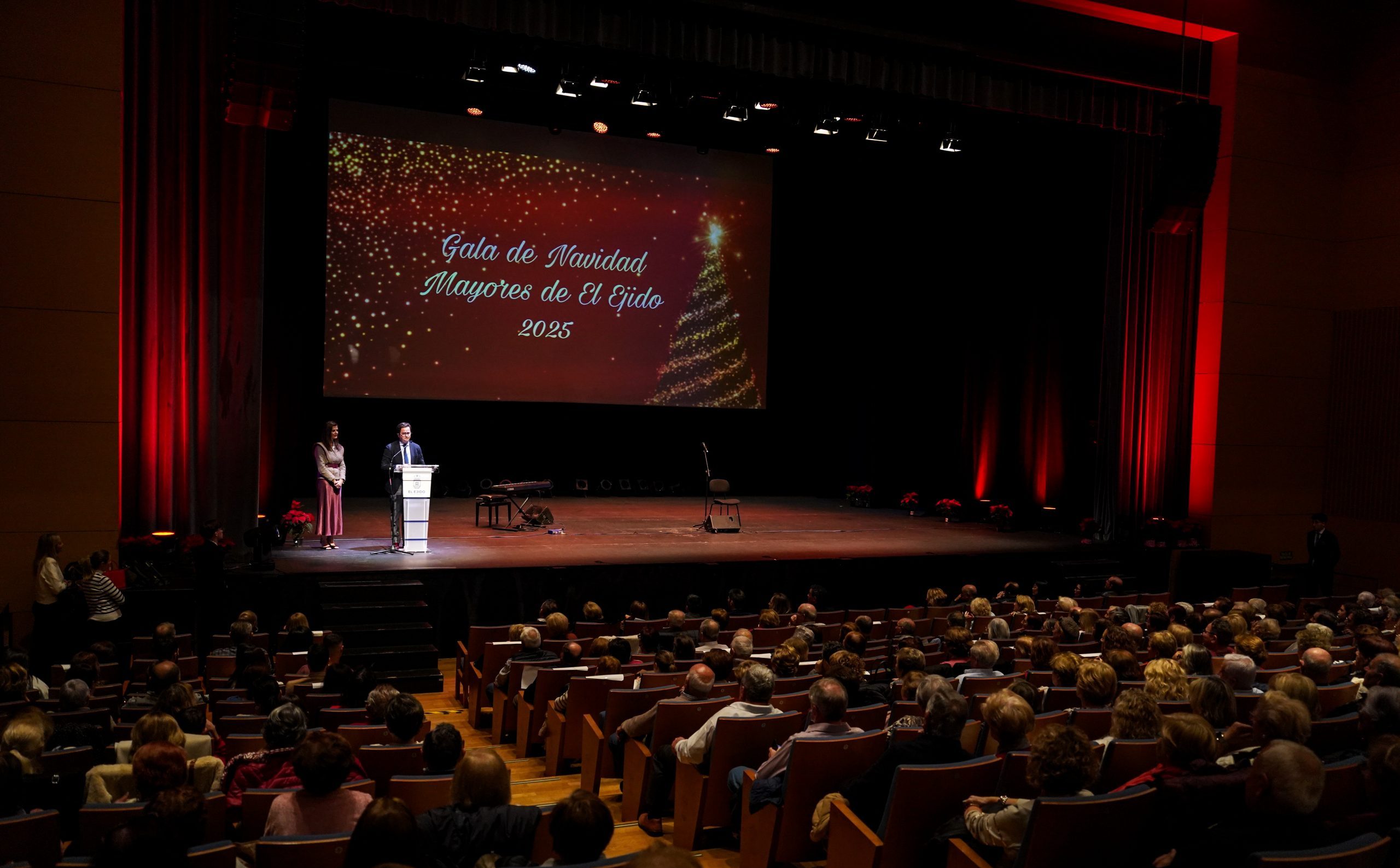 Un millar de mayores de El Ejido disfrutan con la Gala de Navidad de una tarde de música en la que se convierten en protagonistas