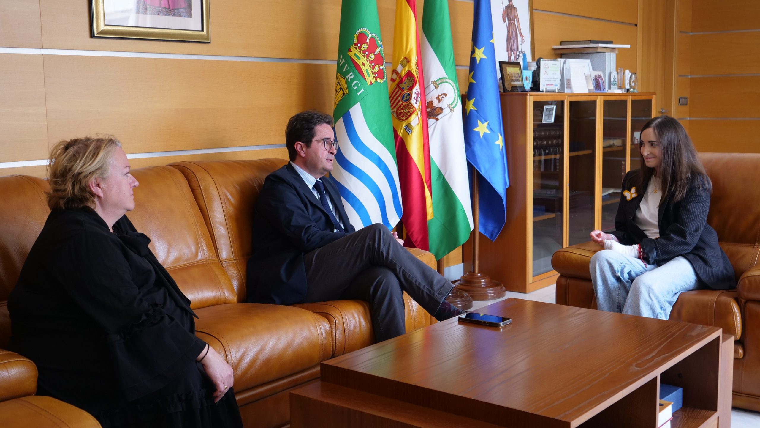 El alcalde se reúne con Patricia Lupión, primera ejidense con piel de mariposa que recibirá tratamiento con terapia génica para mejorar su calidad de vida