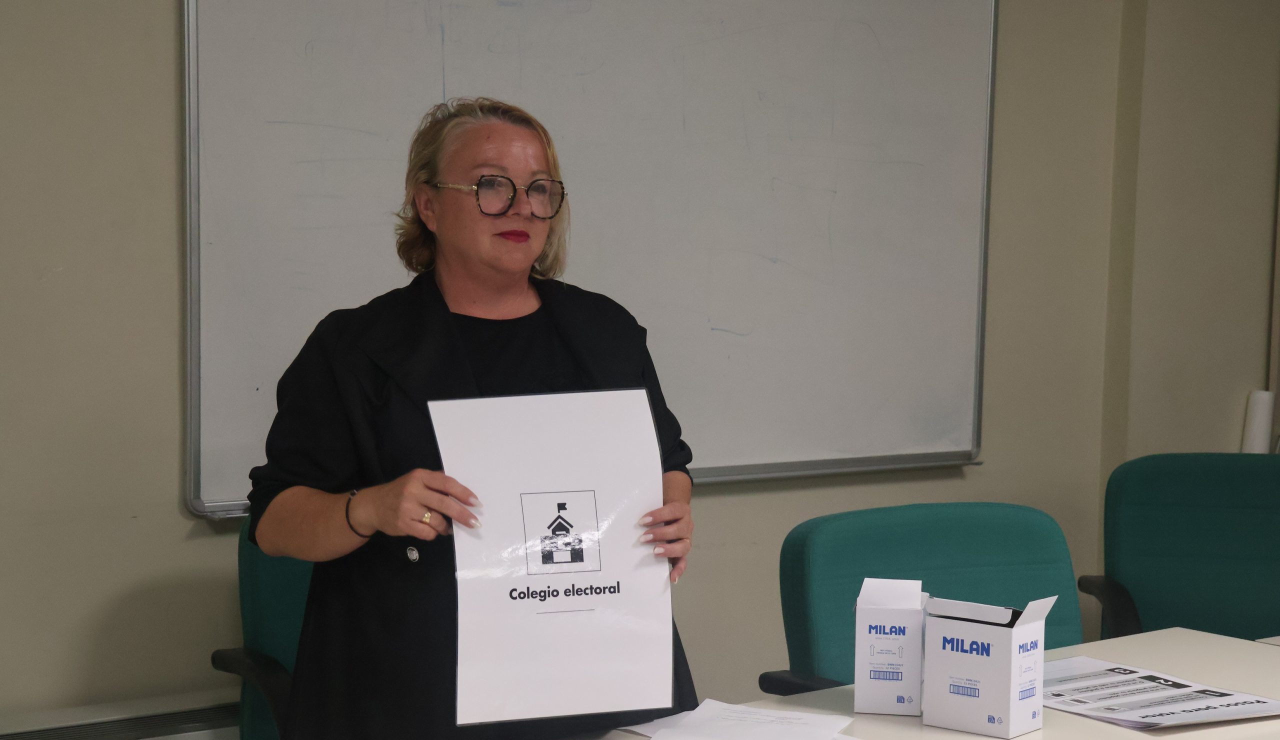 El Ayuntamiento refuerza la accesibilidad electoral con la instalación de pictogramas en todos los colegios electorales del municipio